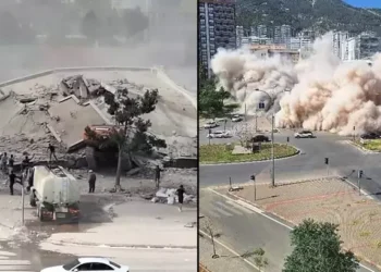 Yıktığı binanın altında kaldı