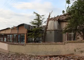 Yıldırımın isabet ettiği minare çöktü, imam hastanelik oldu