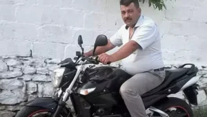 Yol kenarında motosikletin yanında ölü bulundu