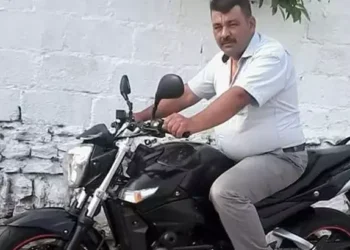 Yol kenarında motosikletin yanında ölü bulundu