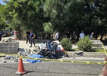 Yol yapım çalışması levhasına çarpan motosikletli öldü