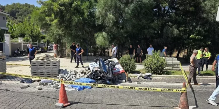Yol yapım çalışması levhasına çarpan motosikletli öldü