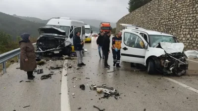 Bursa'da yolcu minibüsüyle hafif ticari aracın kafa kafaya çarpıştığı kazada