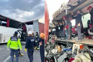 Yolcu otobüsü TIR’a arkadan çarptı 6 ölü, 11 yaralı Yolcu otobüsü TIR’a arkadan çarptı 6 ölü, 11 yaralı