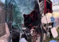 Yolcu otobüsü, TIR'a çarptı 1 ölü, 8 yaralı