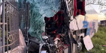 Yolcu otobüsü, TIR'a çarptı 1 ölü, 8 yaralı