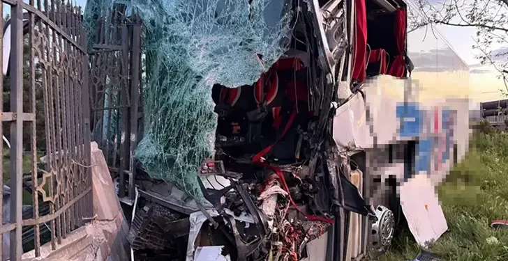 Yolcu otobüsü, TIR'a çarptı 1 ölü, 8 yaralı