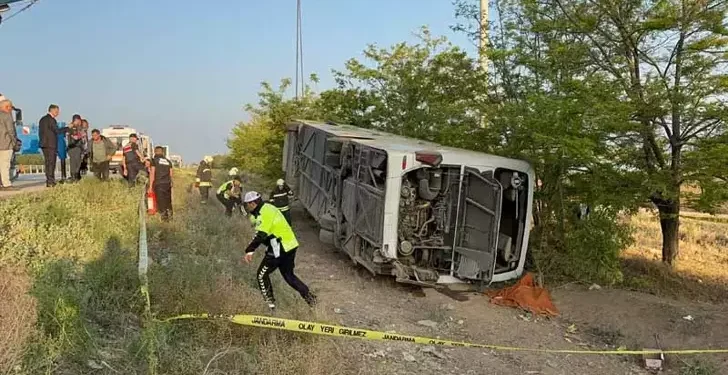 Yolcu otobüsü devrildi 1 ölü, 26 yaralı