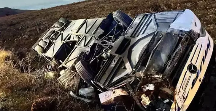 Yolcu otobüsü devrildi 2 ölü, 21 yaralı