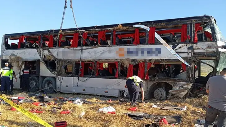 Amasya’nın Merzifon ilçesinde çift katlı yolcu otobüsü devrildi. Kazada ilk belirlemelere göre