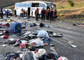 Yolcu otobüsü devrildi 3 ölü, 24 yaralı
