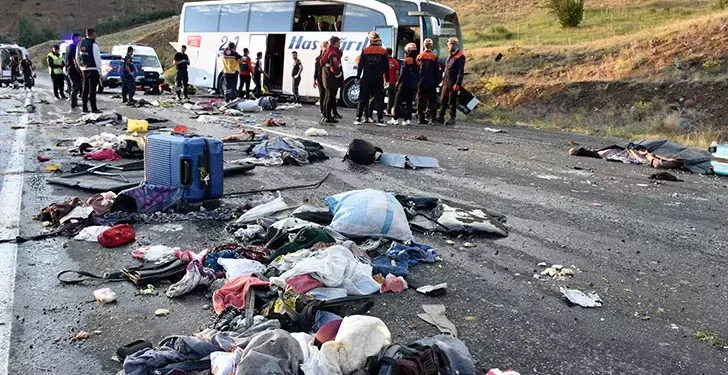 Yolcu otobüsü devrildi 3 ölü, 24 yaralı
