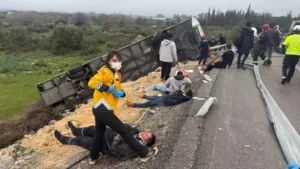 Antalya’nın Döşemealtı ilçesi yakınlarında yolcu otobüsü virajda bariyerlere çarpıp, devrildi.
