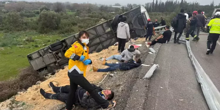 Yolcu otobüsü devrildi; 8 ölü, 26 yaralı (1)