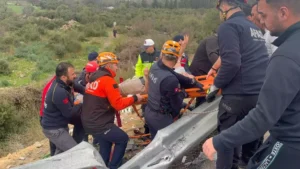 Yolcu otobüsü devrildi; 8 ölü, 26 yaralı (2) Yolcu otobüsü devrildi; 8 ölü, 26 yaralı (2)