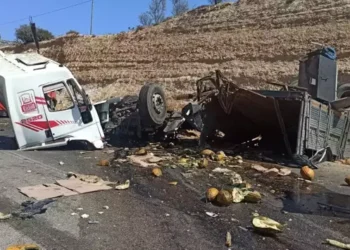 Yolcu otobüsü ile kamyon çarpıştı; 3 ölü, 7 yaralı