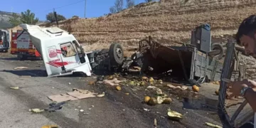 Yolcu otobüsü ile kamyon çarpıştı; 3 ölü, 7 yaralı