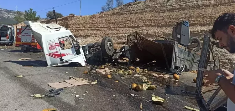 Yolcu otobüsü ile kamyon çarpıştı; 3 ölü, 7 yaralı