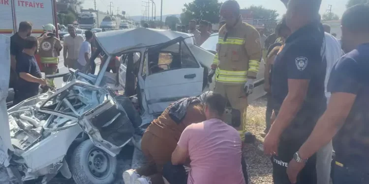 Yolcu otobüsü ile otomobil çarpıştı; karı koca öldü