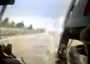 Yolcu otobüsü, iş makinesine arkadan çarptığı kaza kamerada