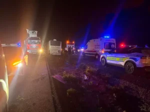 Yolcu otobüsü refüjdeki ağaçlara çarptı 1 ölü, 13 yaralı