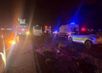 Yolcu otobüsü refüjdeki ağaçlara çarptı 1 ölü, 13 yaralı