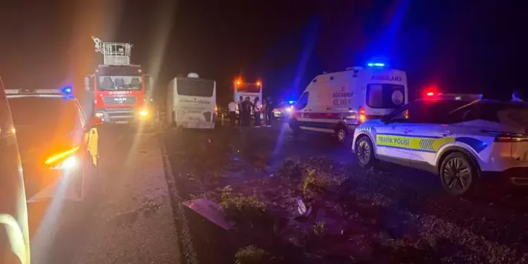 Yolcu otobüsü refüjdeki ağaçlara çarptı 1 ölü, 13 yaralı