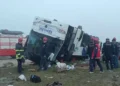 Yolcu otobüsü refüje devrildi 2 ölü, 20 yaralı