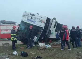 Yolcu otobüsü refüje devrildi 2 ölü, 20 yaralı