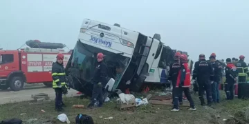 Yolcu otobüsü refüje devrildi 2 ölü, 20 yaralı