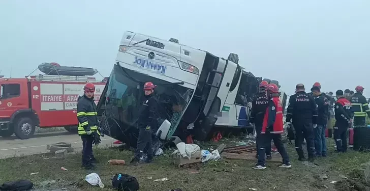 Yolcu otobüsü refüje devrildi 2 ölü, 20 yaralı