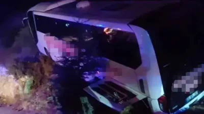 Yolcu otobüsü yoldan çıktı: 18 yaralı Manisa’nın Kırkağaç ilçesinde, Denizli’den hareket ederek Balıkesir’e gitmekte olan 20
