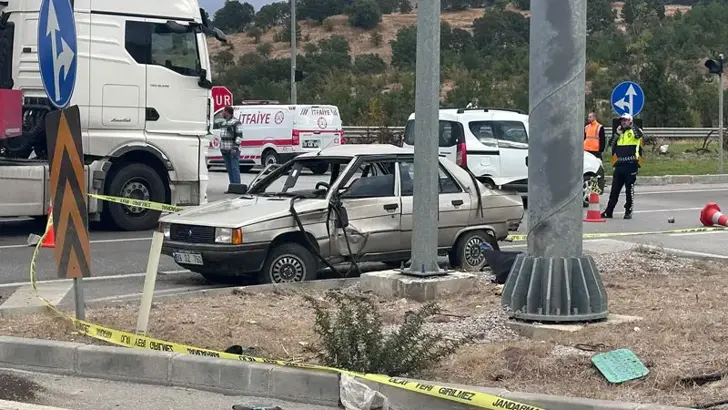 Yolcu otobusuyle otomobil carpisti; 2 olu Yolcu otobusuyle otomobil carpisti; 2 olu