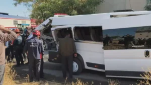 Yolcu treni servis minibüsüne çarptı; 17 öğrenci yaralandı (1) Yolcu treni servis minibüsüne çarptı; 17 öğrenci yaralandı (1)