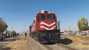 Muş’ta yolcu treni hemzemin geçitte okul servisi minibüsüne çarptı, 17 öğrenci hafif