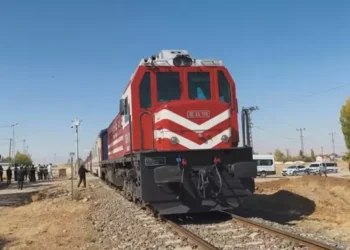 Yolcu treni servis minibüsüne çarptı; 17 öğrenci yaralandı (2)