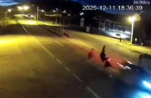 Yolun karşısına geçerken otomobilin çarptığı 3 kişi öldü Yolun karşısına geçerken otomobilin çarptığı 3 kişi öldü