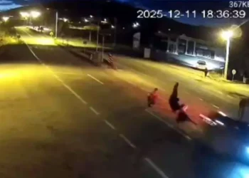 Yolun karşısına geçerken otomobilin çarptığı 3 kişi öldü