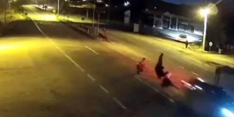 Yolun karşısına geçerken otomobilin çarptığı 3 kişi öldü