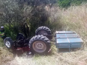 Manisa’nın Yunusemre ilçesinde, zeytinliğe devrilen traktörün sürücüsü Mehmet Emin Altay
