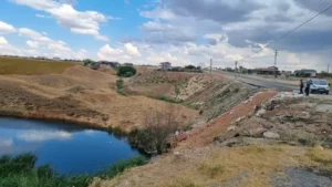 Dere kenarında battaniyeye sarılı erkek cesedi bulundu