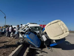 Adana’nın Ceyhan ilçesinde arıza nedeniyle otoyol kenarında duran kamyonete TIR’ın çarptığı