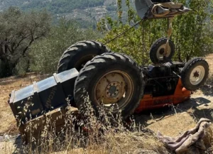 Devrilen traktörün sürücüsü hayatını kaybetti
