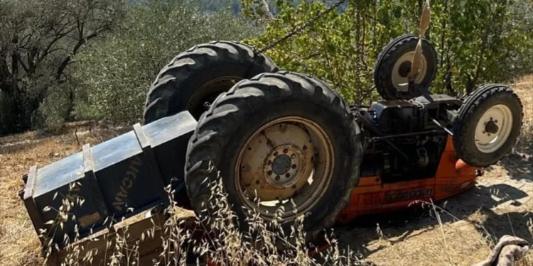 Devrilen traktörün sürücüsü hayatını kaybetti