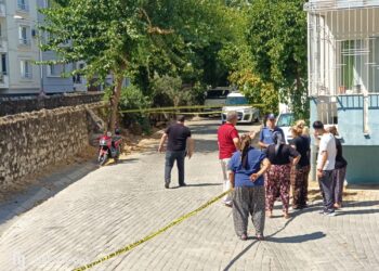 Kendisini terk eden evli sevgilisini evinde öldürüp kaçtı