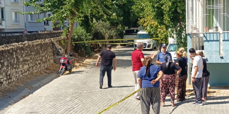 Kendisini terk eden evli sevgilisini evinde öldürüp kaçtı