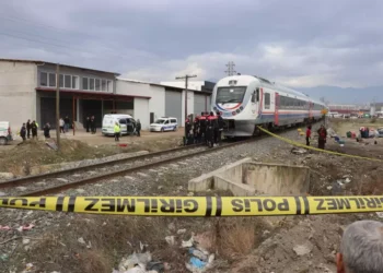 Raylardan geçerken yolcu treni çarptı