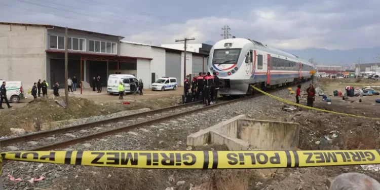 Raylardan geçerken yolcu treni çarptı