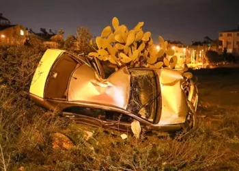 Polis, sürüklenerek ağaca çarpan otomobilde hayatını kaybetti