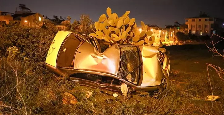 Polis, sürüklenerek ağaca çarpan otomobilde hayatını kaybetti